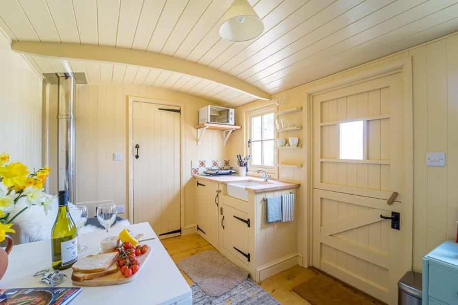 The Baytree Shepherds Hut Villa Стоунхаус Екстериор снимка